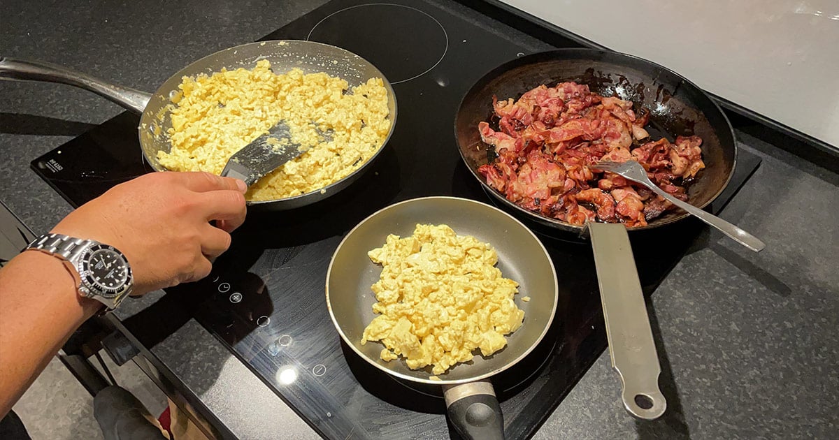 Bild på Jakobs magiska äggröra med grädde, västerbottenost och till det bacon.