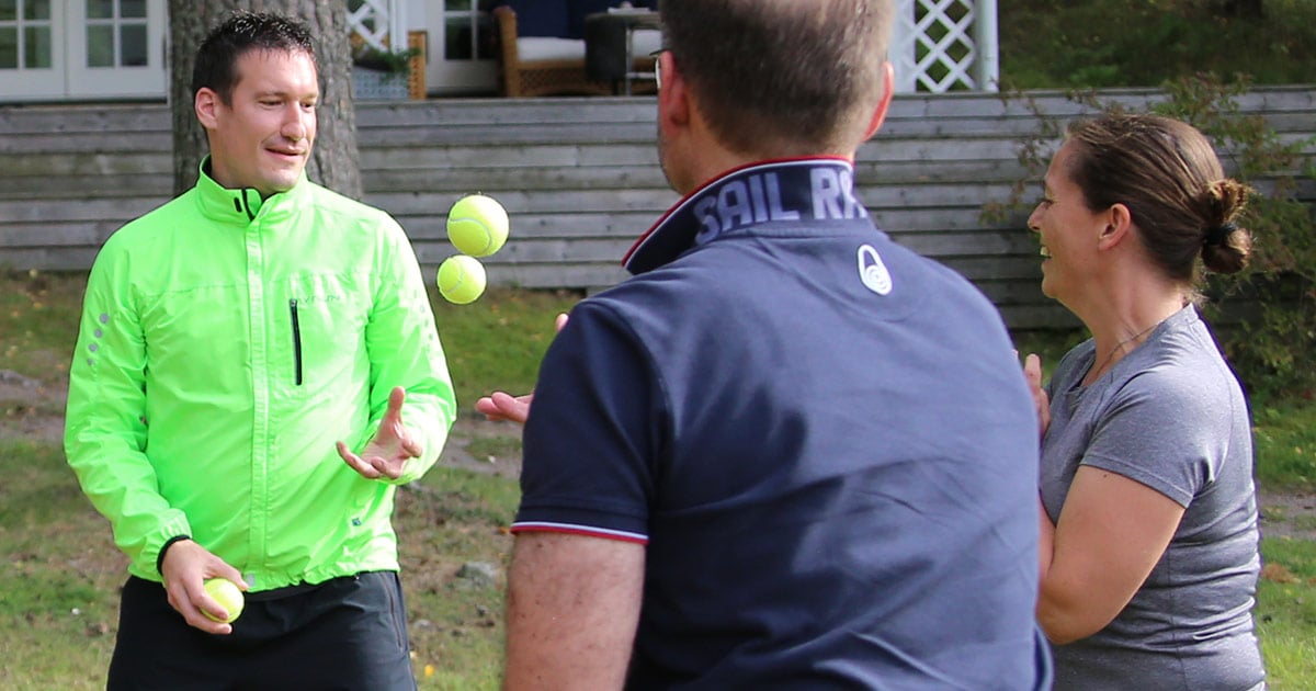 Bild på teambuilding-övning på höstkickoffen på Villa Sandudden 2019.
