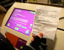 Jobbansökningar utskrivna på en kvittoskrivare i en självbetjäningsautomat