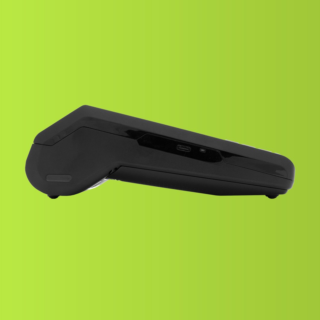 Produktbild av GreenPay Mobile 2000 rakt från vänster sida, där du kan se en Micro-USB-kontakt samt en diod som indikerar om betalterminalen laddar (röd) eller är färdigladdad (grön)
