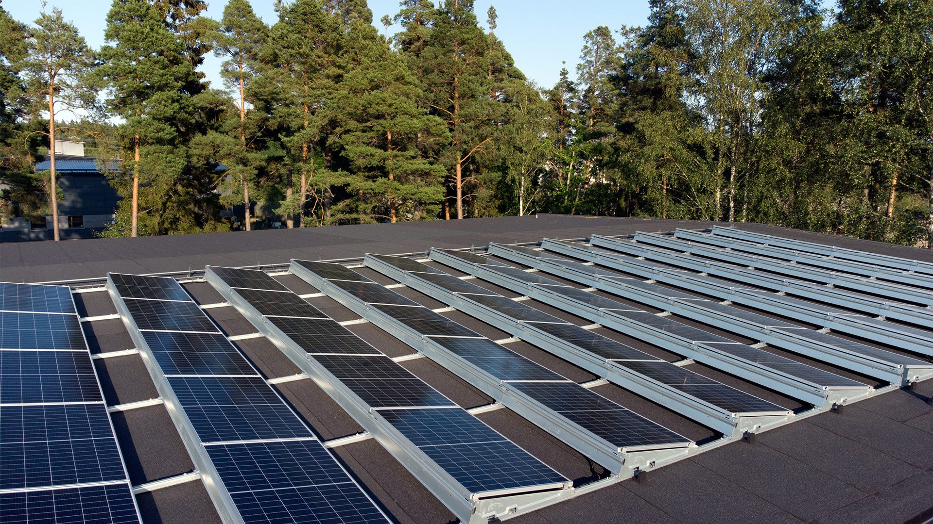 Några av solcellerna på taket av FuturiumHuset (drönaroperatör- och pilot samt fotograf: Sean Wiklund)