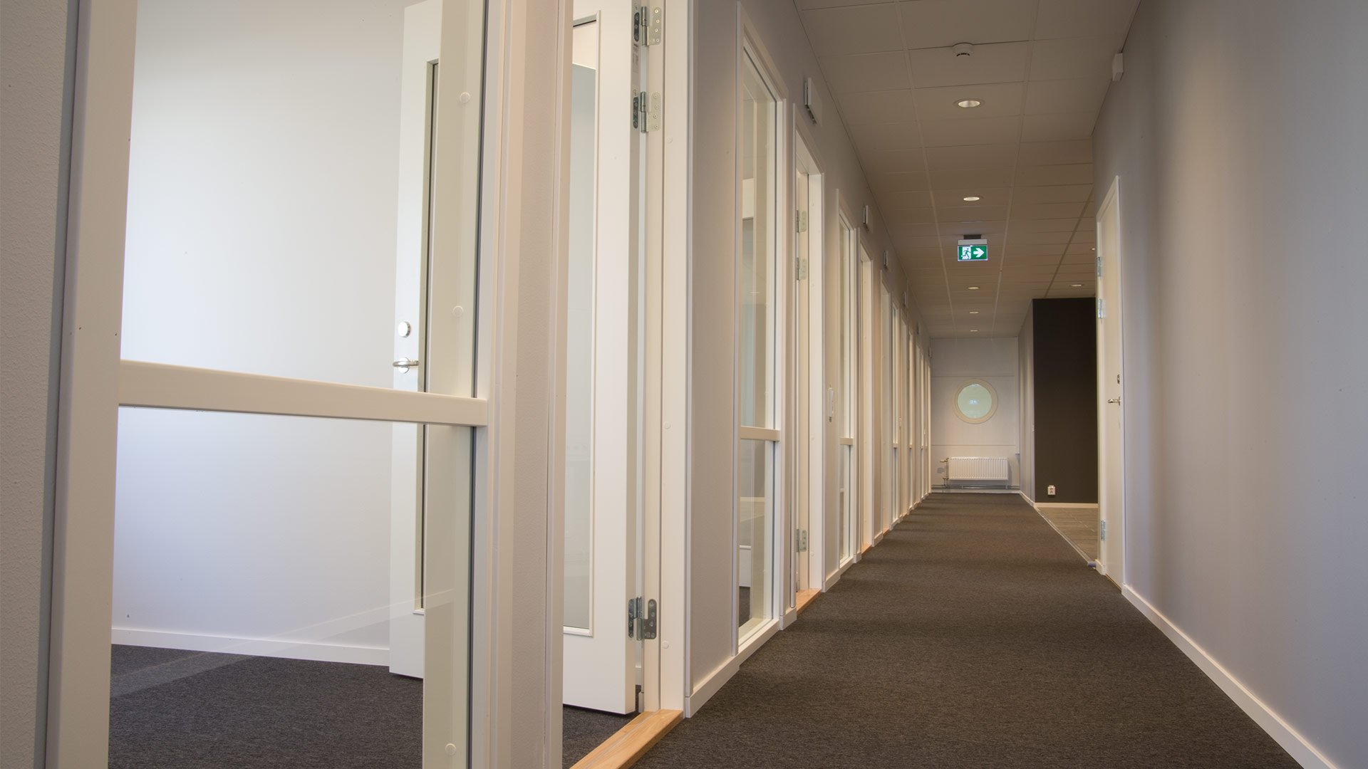 Det finns gott om mindre kontor och mötesrum för fokuserat arbete såväl som rymliga konferensrum när detta behövs