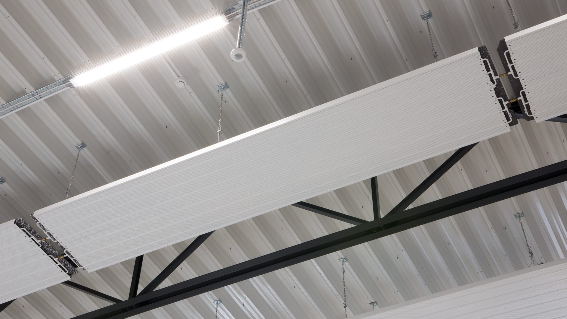 Certifieringen Miljöbyggnad Silver innebär att arbetsmiljön i både kontor och lager är i toppklass och värmeelementen i höglagrets tak gör det behagligt att vistas där även när kylan gör entré
